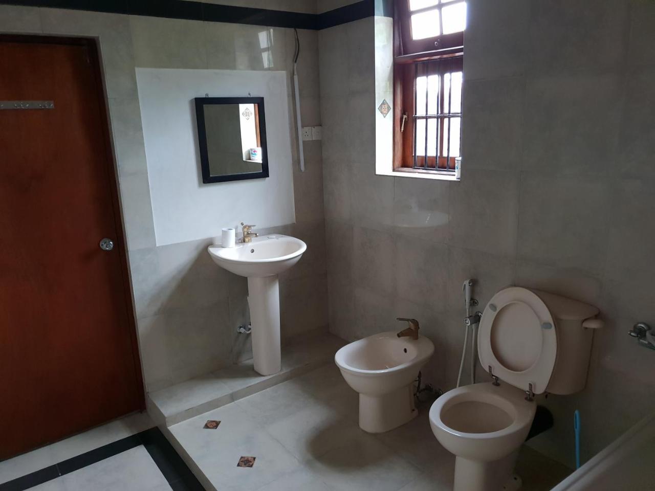 Ice Berg Apartment Dehiwala-Mount Lavinia Екстериор снимка
